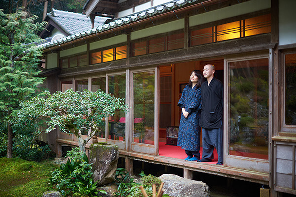 青岸寺の庭園を眺める永島さんご夫婦