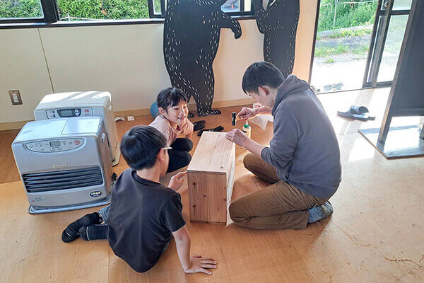 子どもたちに木工を教える太佑さん